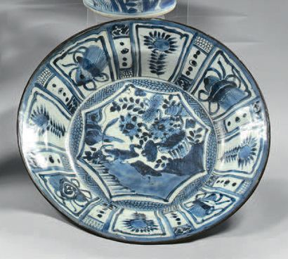 CHINE Plat circulaire en porcelaine dit «Karak», décoré en bleu sous couverte d'un...