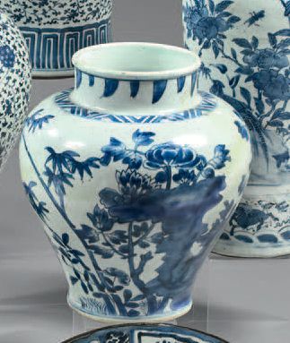 CHINE Potiche de forme balustre en porcelaine décorée en bleu sous couverte de rochers...