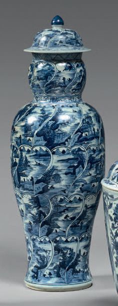 CHINE Potiche couverte en porcelaine, de forme balustre le col est terminé par un...