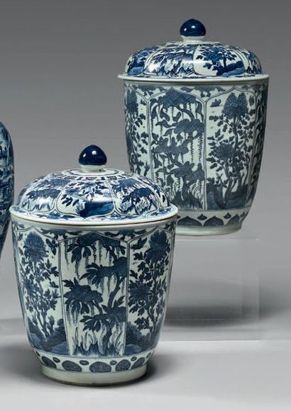 CHINE Importante paire de pots couverts en porcelaine de forme cylindrique, ils sont...