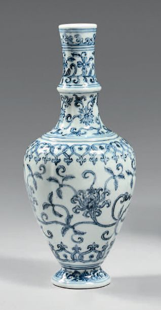 CHINE Vase en porcelaine de forme balustre à long col étroit bagué au centre de forme...