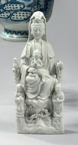CHINE (Dehua) Groupe en porcelaine blanc de Chine représentant la déesse Guanyin...