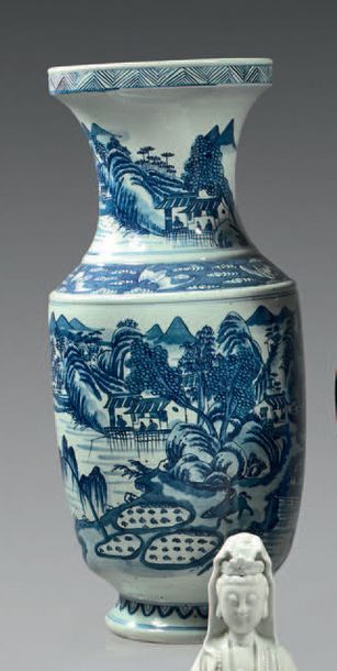 CHINE Vase en porcelaine de forme balustre décoré en bleu sous couverte d'un paysage...