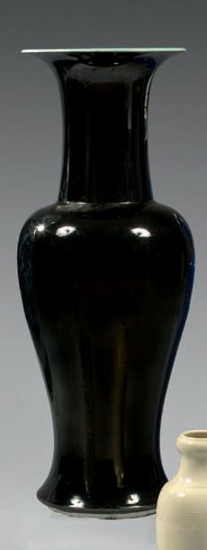 CHINE Grand vase Yenyen de forme balustre en porcelaine à fond monochrome noir dit...