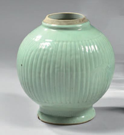CHINE Vase boule godronné en porcelaine, à fond céladon vert, décoré en léger relief...