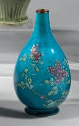 CHINE Vase bouteille en porcelaine émaillée bleu turquoise et surdécoré en émaux...