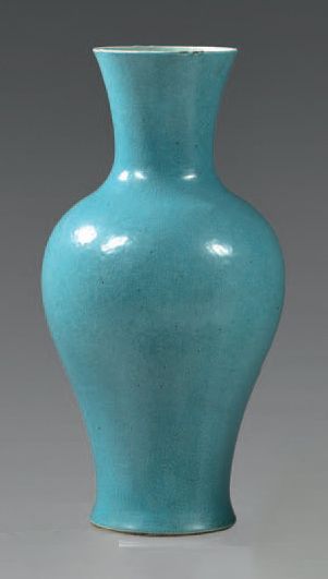 CHINE Vase de forme balustre à couverte monochrome bleue lavande sur fond céladon...