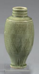 CHINE Vase ovoïde en porcelaine, le col à double bague en grès porcelaineux à fond...