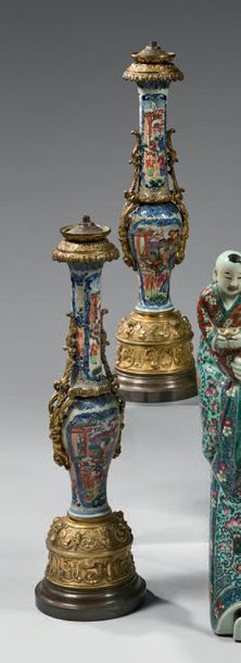 CHINE Deux vases en porcelaine montés en lampe et adaptés de bronze en Europe, à...