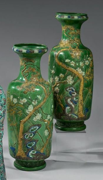 CHINE Paire de grands vases en céramique de forme balustre à fond vert décorés en...