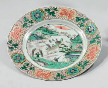 CHINE Petit plat circulaire à bordure contournée en porcelaine, décoré en émaux de...