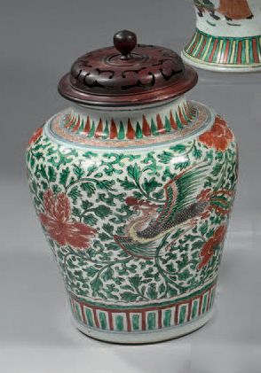 CHINE Potiche en porcelaine de forme balustre décorée en émaux polychrome wucaï de...