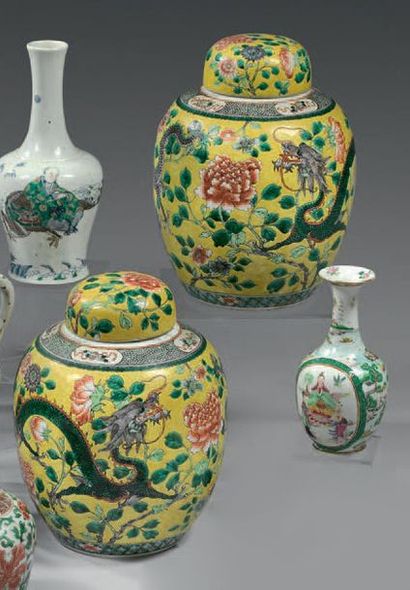 CHINE Paire de potiches ovoïdes couvertes en porcelaine à fond jaune, décorées en...