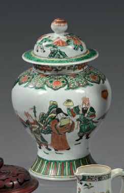 CHINE Potiche couverte de forme balustre en porcelaine décorée en émaux de la famille...