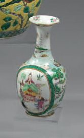 CHINE Petit vase de forme balustre à long col étroit décoré en émaux de la famille...