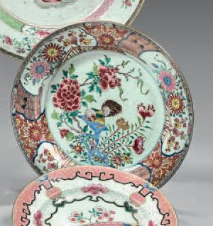 CHINE Plat circulaire en porcelaine, décoré en émaux de la famille rose, d'un coq...