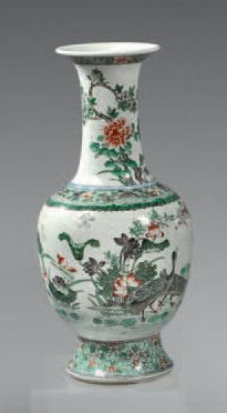 CHINE Vase en porcelaine de forme balustre décoré en émaux de la famille verte d'oies...
