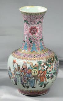 CHINE Vase en porcelaine de forme balustre à long col, décoré en émaux de la famille...