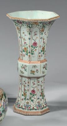 CHINE Grand vase cornet en porcelaine de forme côtelée à motif d'un large bandeau...