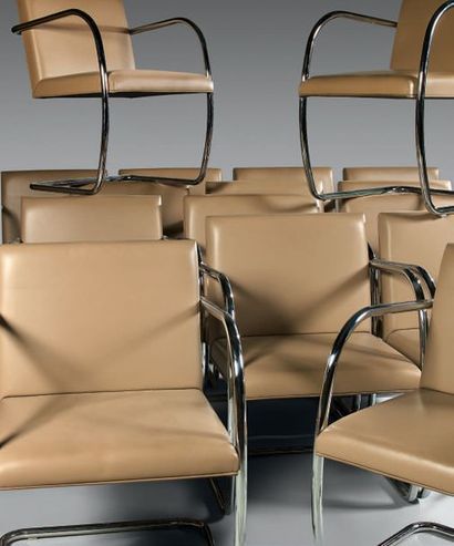 BRNO Suite de 16 fauteuils à structure tubulaire en métal chromé, assise et dossier...