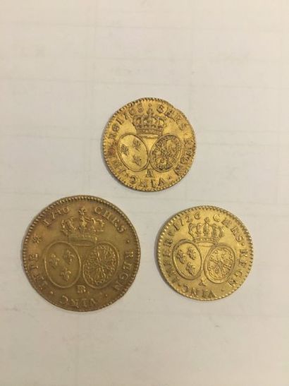  Lot de 3 pièces en or comprenant: Pièce Louis XV datée 1726 en or Pièce Louis XV...