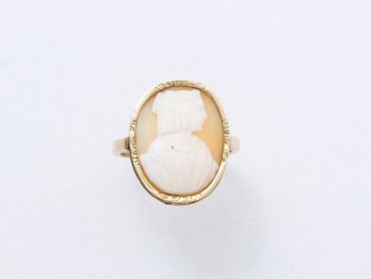 null Bague en or 750 millièmes, ornée d'un camée coquille figurant le buste d'une...