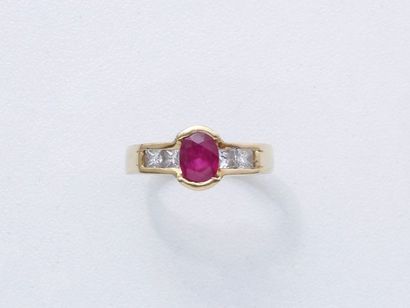 null Bague en or 750 millièmes, ornée d'un rubis ovale facetté en demi serti clos,...