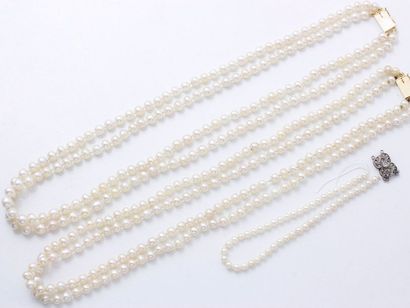 null Lot de 2 colliers composé de 2 rangs de perles de culture d'environ 4.7 à 5.7...