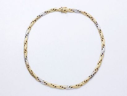 null Collier 2 tons d'or 750 millièmes, maille corde plate. Il est agrémenté d'un...