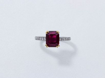 null Bague 2 tons d'or 750 millièmes, ornée d'un rubis taille émeraude en serti double...