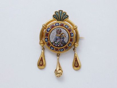 null Broche en or 750 millièmes satiné et micro mosaïque romaine, composée d'un médaillon...