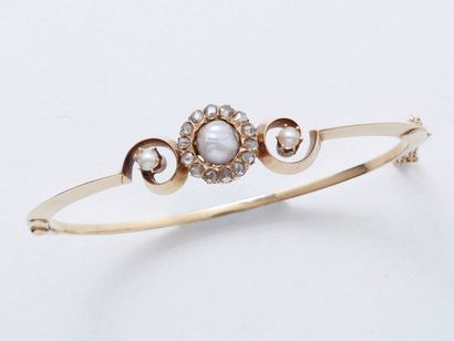 null Bracelet jonc ouvrant en or 585 millièmes décoré de perles et de roses couronnées....