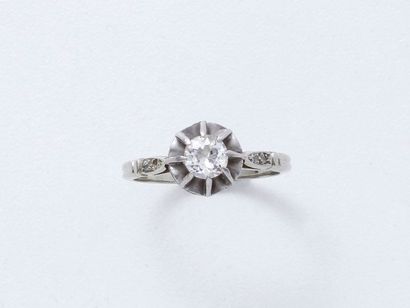 null Bague solitaire en or gris 750 et platine 850 millièmes ornée d'un diamant brillanté...