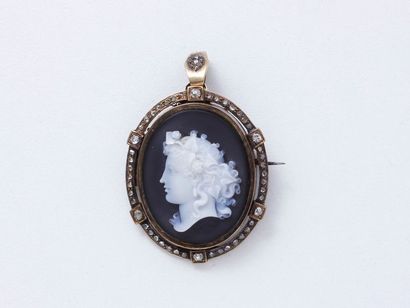 null Broche pendentif en or 750 millièmes, figurant un portait de femme à l'antique...