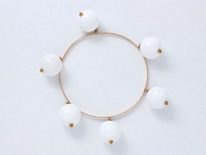 null Bracelet rigide en or 750 millièmes, agrémenté de 6 perles en pâte de verre...