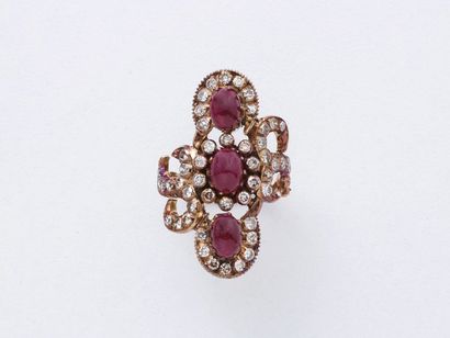 null Bague marquise en or rose 585 millièmes, ornée de 3 cabochons de rubis en serti...