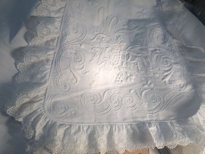 null Belle robe de baptême en piqué de coton, fin du XIXe siècle. Plastron et tablier...