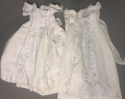 null Deux belles robes de baptême à manches courtes volantées, fin du XIXe-début...
