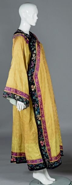 null Manteau long d'homme en soie, style manchou, Chine, début du XXe siècle. Soie...