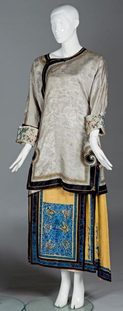 null Belle jupe plissée brodée, Man Qun, Chine, vers 1900. Damas de soie jaune et...