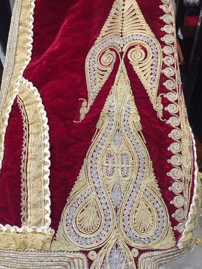 null Manteau ou robe de mariée brodé d'or, Albanie, Empire Ottoman, vers 1900. Velours...