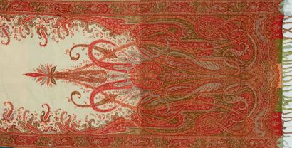 null Étole cachemire, vers 1850. Champs en laine ivoire, bordures au fines palmes...