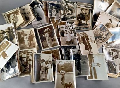 null PHOTOGRAPHIE: réunion d'une centaine de photographies de mode des années 1912...