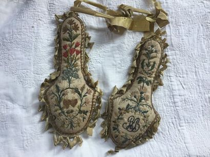 null Deux petits coussins pique-épingle en soie, XVIIIe siècle. Satin brodé soie...