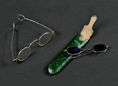 null Paire de lunettes en argent, fin du XVIIIe siècle, avec anneaux d'accrochage...