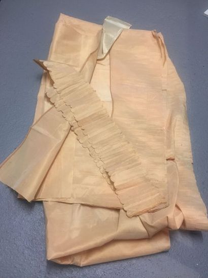 null Document d'un jupon de robe à la française mis à plat, France, vers 1780. Taffetas...