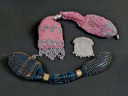 null Deux bourses d'avares en tricot et perles d'acier facettées, époque Regency,...