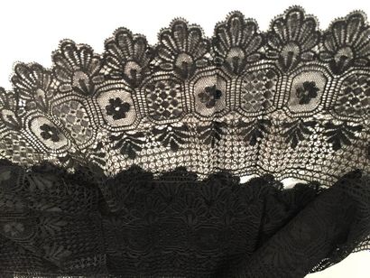 null Bel ensemble d'accessoires de mode en dentelles noires, XIXe siècle: Fichu en...