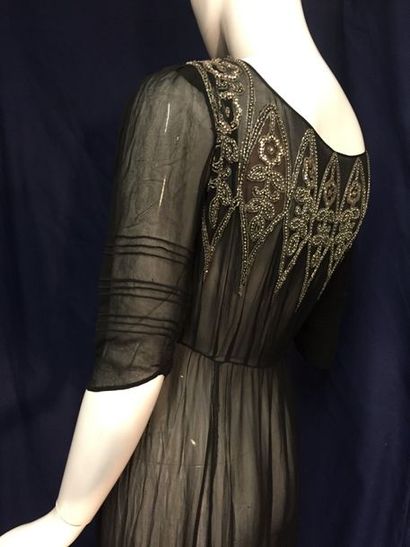 ANONYME Couture, robe en mousseline brodée vers 1920. Mousseline de soie noire finement...