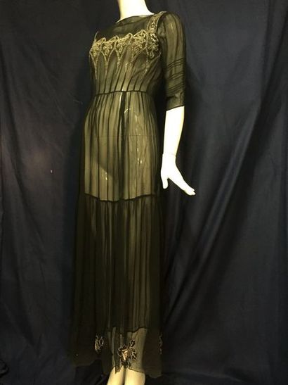 ANONYME Couture, robe en mousseline brodée vers 1920. Mousseline de soie noire finement...